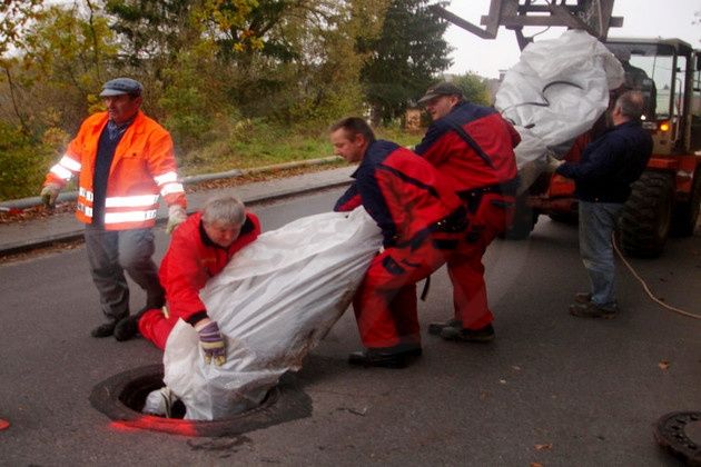 Большие заглушки легко помещаются в трубе через люк диаметром 625 мм 03_15.jpg
