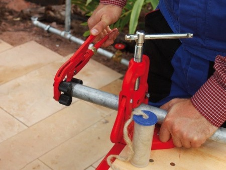 Устройство для обработки края резьбы Устройство для обработки края резьбы